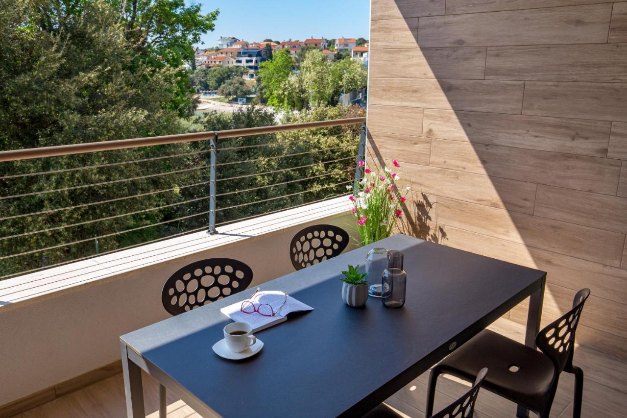 Apartment Nensi Pjescana Uvala Exterior foto